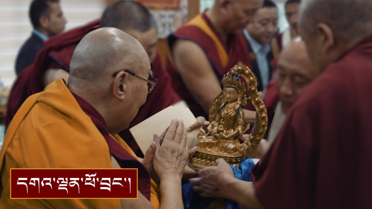 གཞི་ཆེན་བཻ་རོ་གླིང་གི་མཁན་པོ་དང་བཤད་གྲྭའི་སློབ་གཉེར་བ་སོགས་ལ་མཇལ་ཁ་སྩལ་བ།