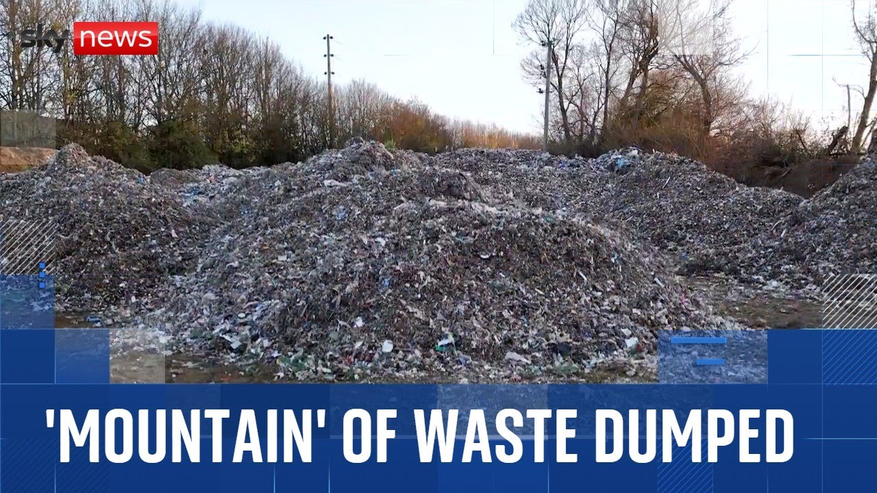 Een 60 meter lange 'berg' van afval is gedumpt in Oxfordshire.