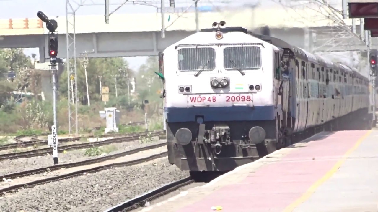 WDP4B SHF honking! 12547 Agra Fort - Ahmedabad Super Fast Thrashes Kalol!