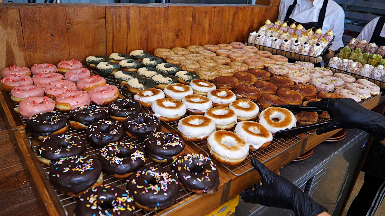 Молодая женщина с энтузиазмом готовит пончики! Их раскупают каждый день / Корейская уличная еда