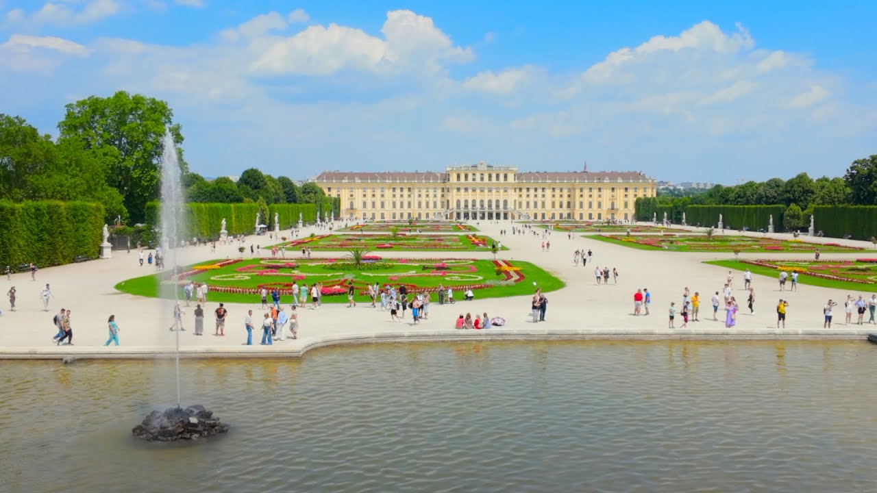 Schloss Schönbrunn Garden Walk . Austria 🇦🇹