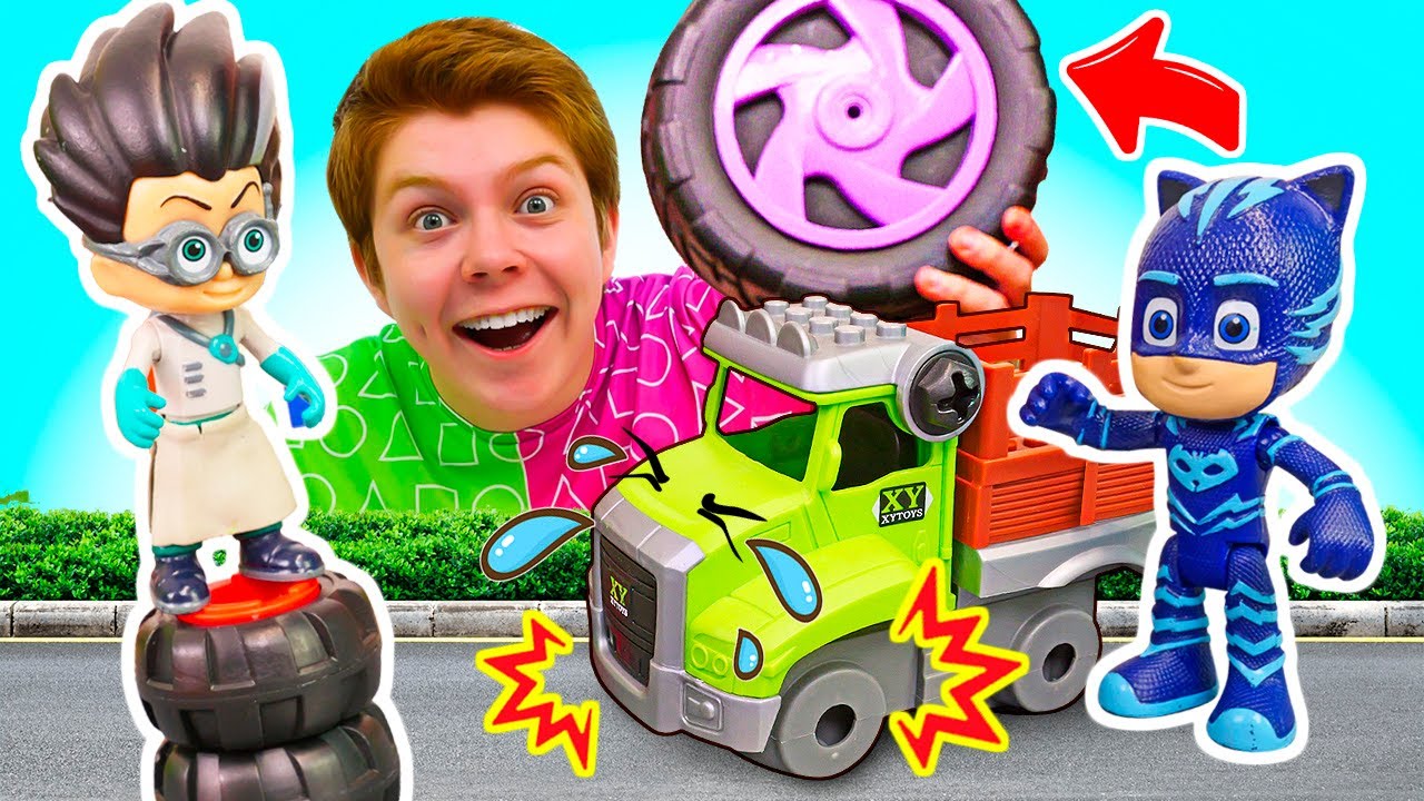 Roméo jouet vole les roues de la voiture. Les Pyjamasques jouets pour enfants. Jeux avec voitures