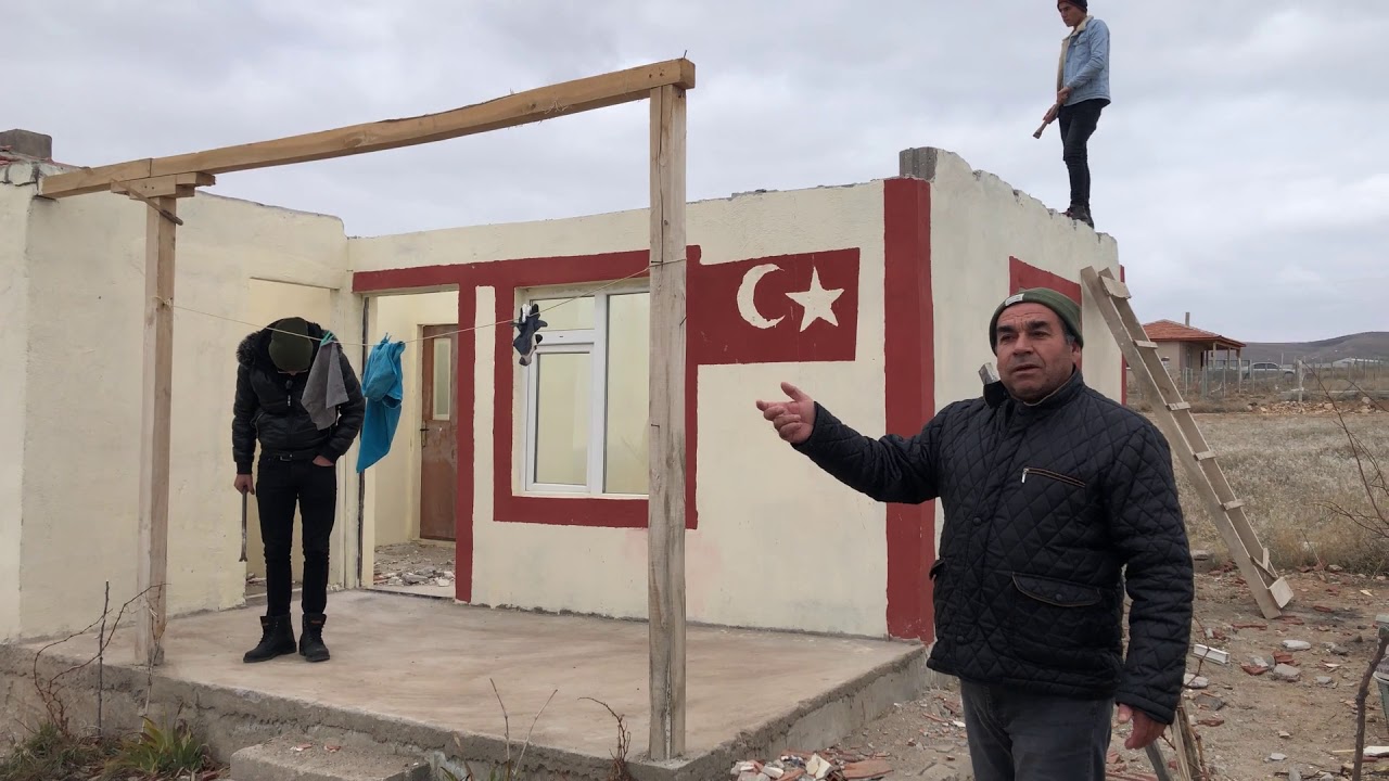 Kış Günü Yıkım Kararı Alınan Hobi Bahçelerini, Kendileri Yıkıyorlar