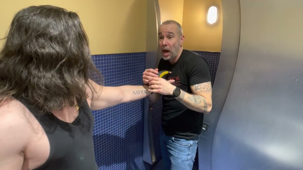 HOW TO DEFEND FROM A SUCKER PUNCH IN A BAR FIGHT #suckerpunch #selfdefense #kravmaga