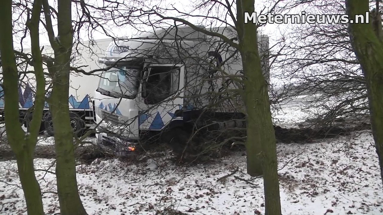 Vrachtwagen glijdt van de a28bij De Wijk(new)