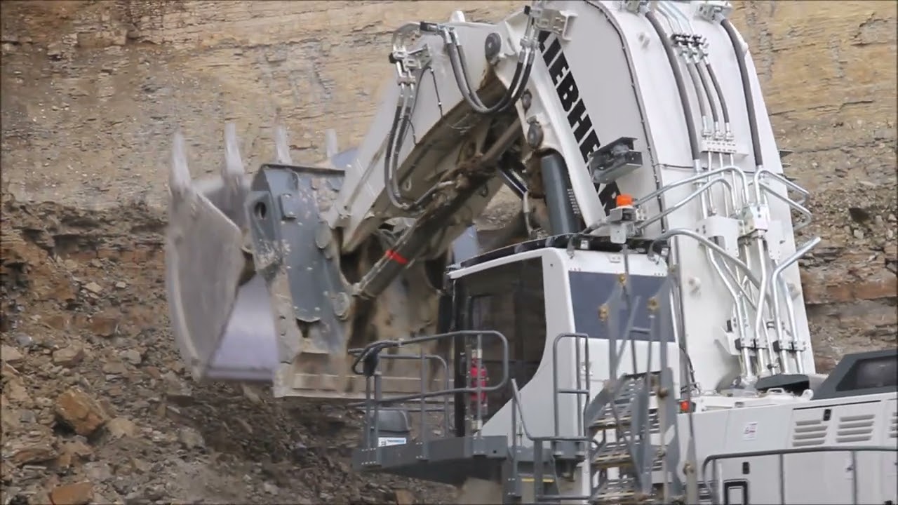 Liebherr R9150 loads Perlini dump truck