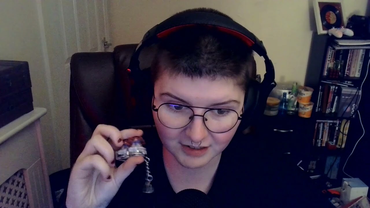 asmr showing clicky fidgets