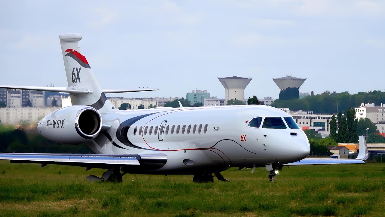 The spectacular takeoff of the Dassault Falcon 6X business jet