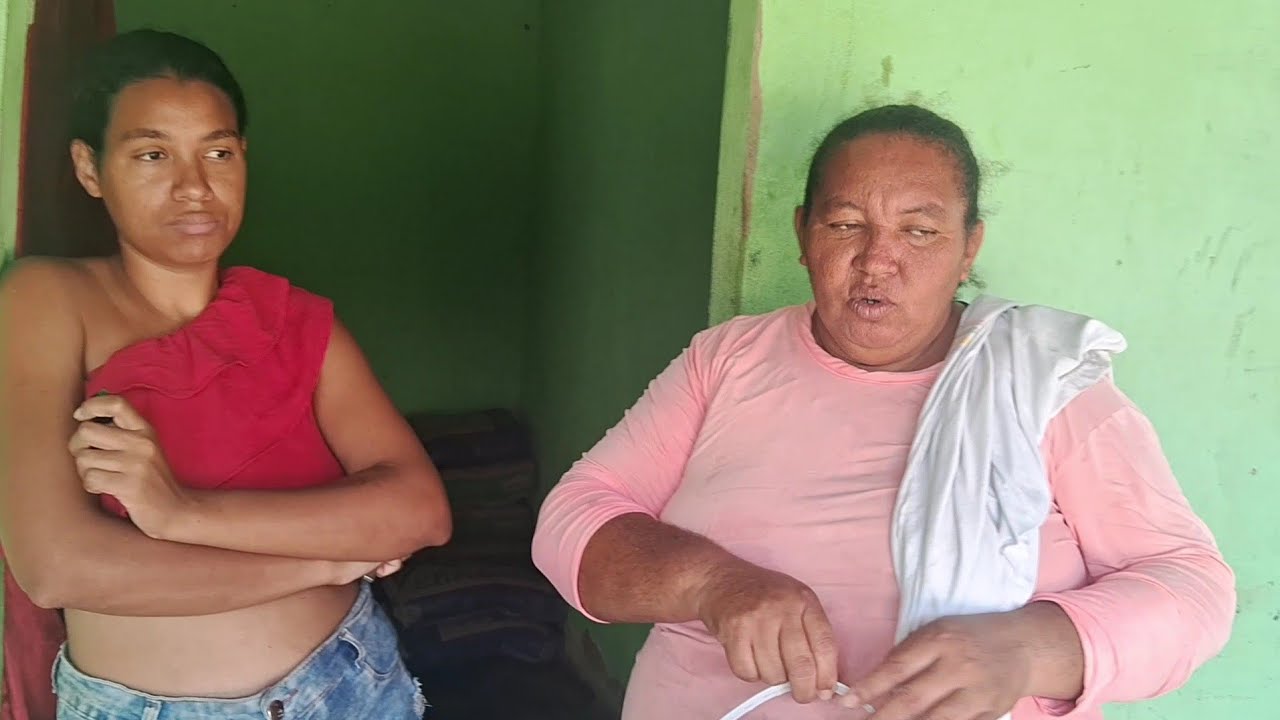 A Cida mãe do Bebel trabalhando de ajudante na construção da casa de seus netinhos 
