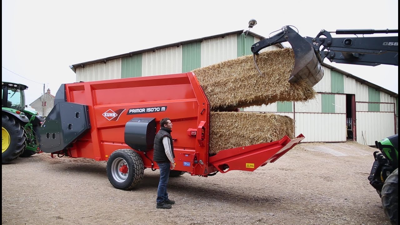 KUHN PRIMOR 15070 M - Pailleuse distributrice (En action)