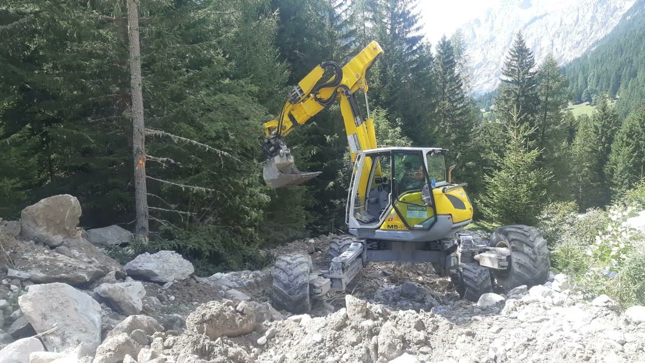 Gasterntal Unwetter Aufräumarbeiten Menzi Muck M545