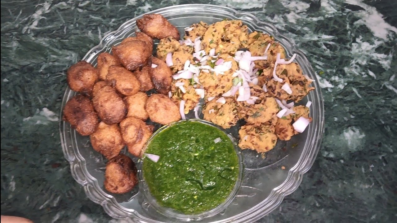 Gulgule aur daal ke pakode ek saath banaye iss tarah se banaye ek baar gulgule aur daal ke pakode 