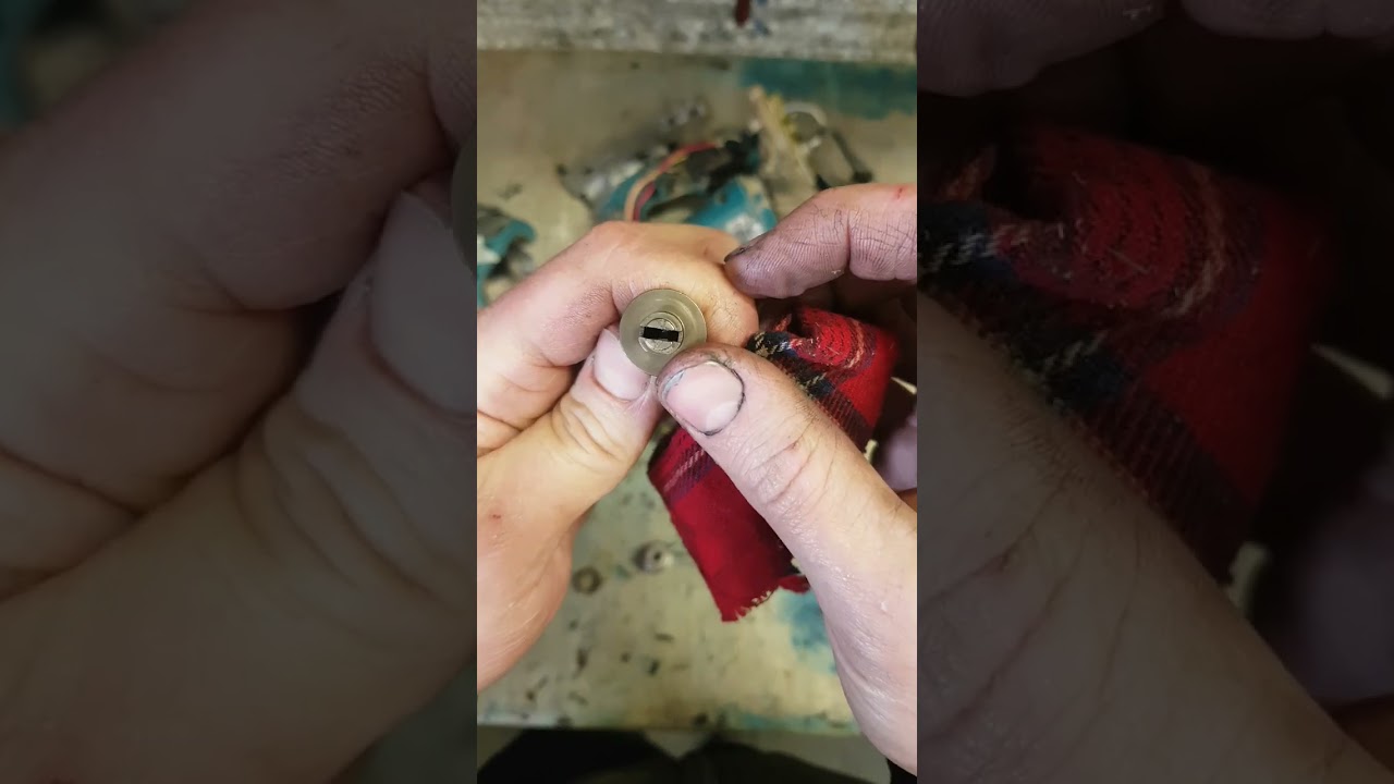 How to repair a makita DJV180 cordless jigsaw toolholder, that won't hold the blades in.