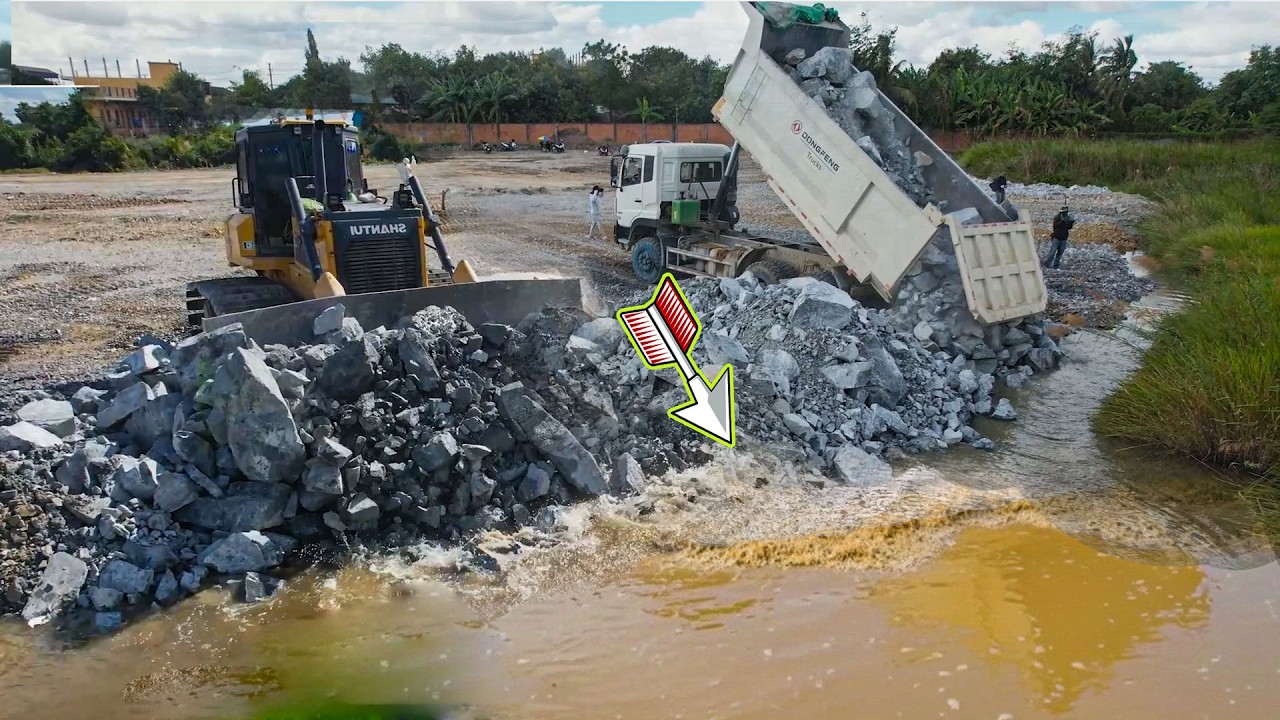 Operation Skilled! Using powerful Dozer Shantui Using Stones Pushing Over, Truck DONGFENG 25.5Ton