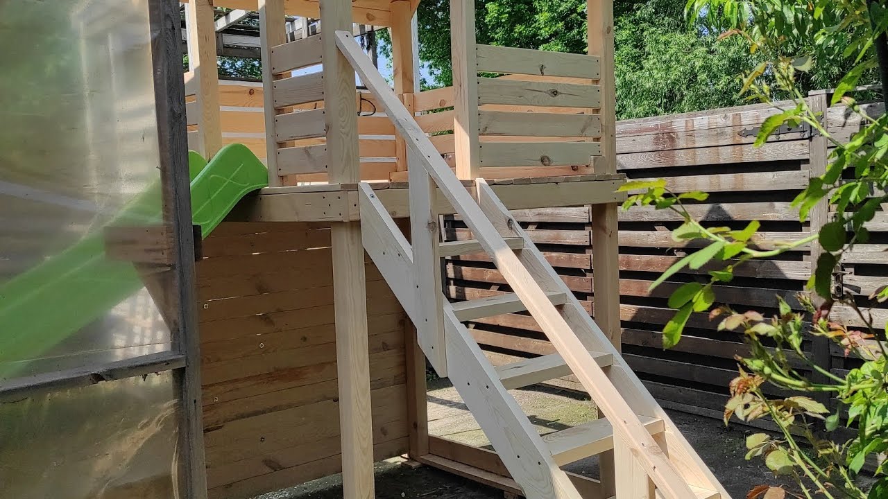 Full video on making a two-story garden house for children Vid&eacute;o compl&egrave;te sur la construction d'une