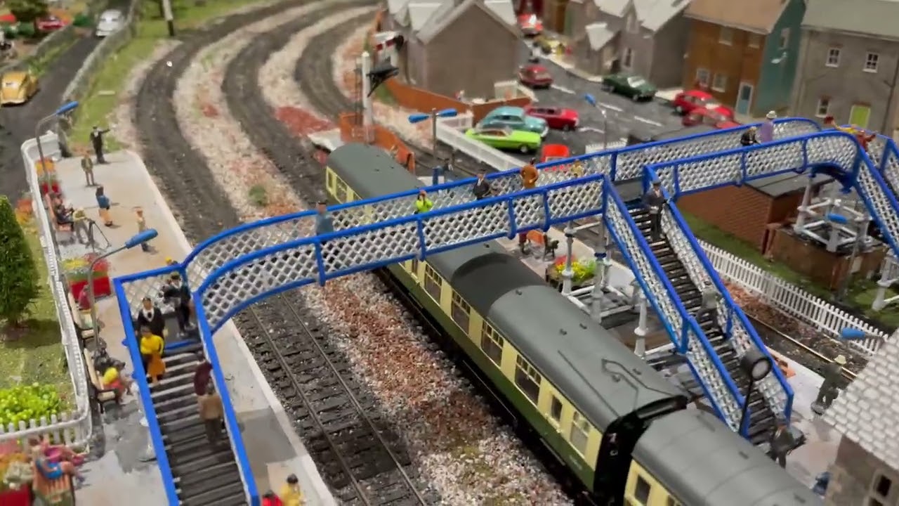 Platform footbridge rebuilt and extended 😎 #modeltrains #modelrailroad #modelrailway #trains