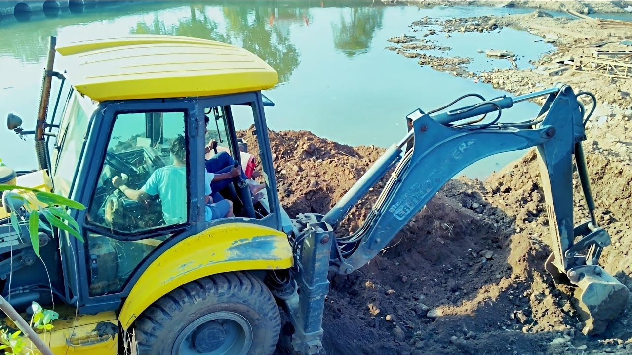 मीट्टी साईट मे डालने का काम करने गये. Mahindra jcb 