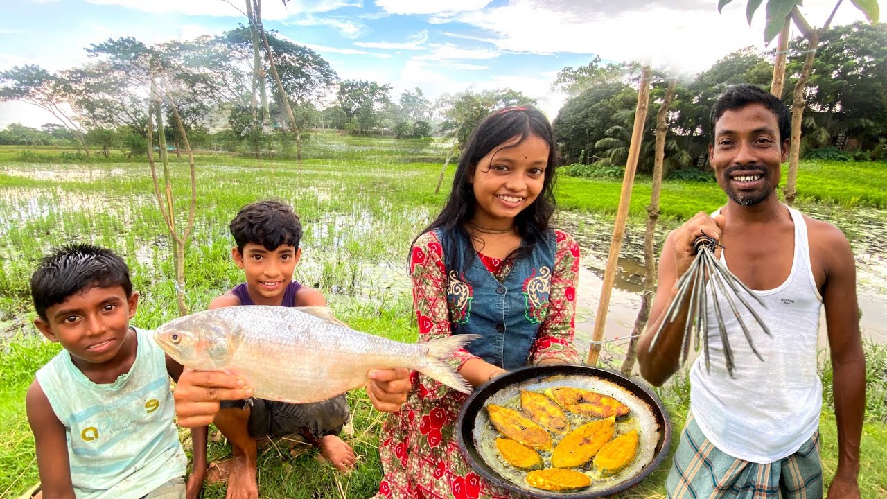 টেডা দিয়ে মাছ ধরে সবাই মিলে জমিয়ে খাওয়া | Daily Village Life Vlog 