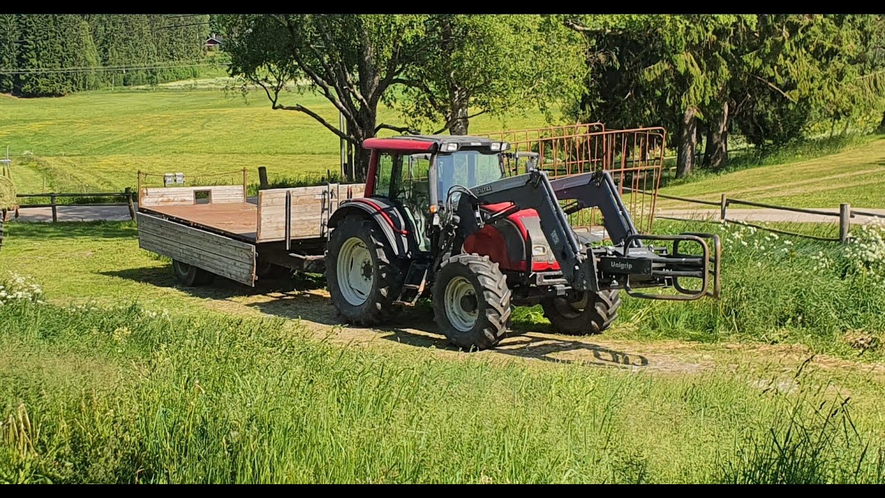 Kör balar med Valtra N101 Hi-tech