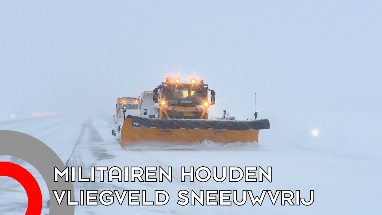 Deze militairen houden Eindhoven Airport sneeuwvrij