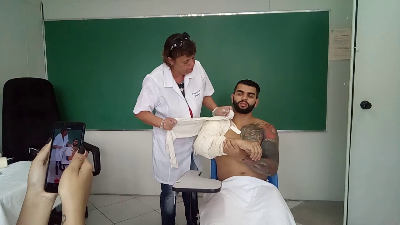 Aula na prática , professora fais a pinça de confeiteiro
