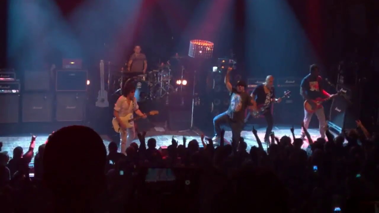 Trust - Antisocial (Live à Paris, le Bataclan 08-11-2017)