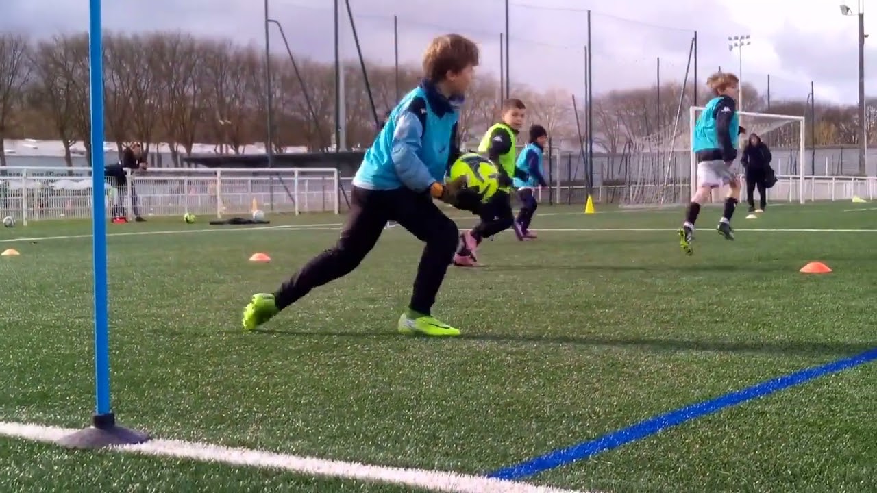 KIDS IN FOOTBALL -FAILS SKILLS GOALS 