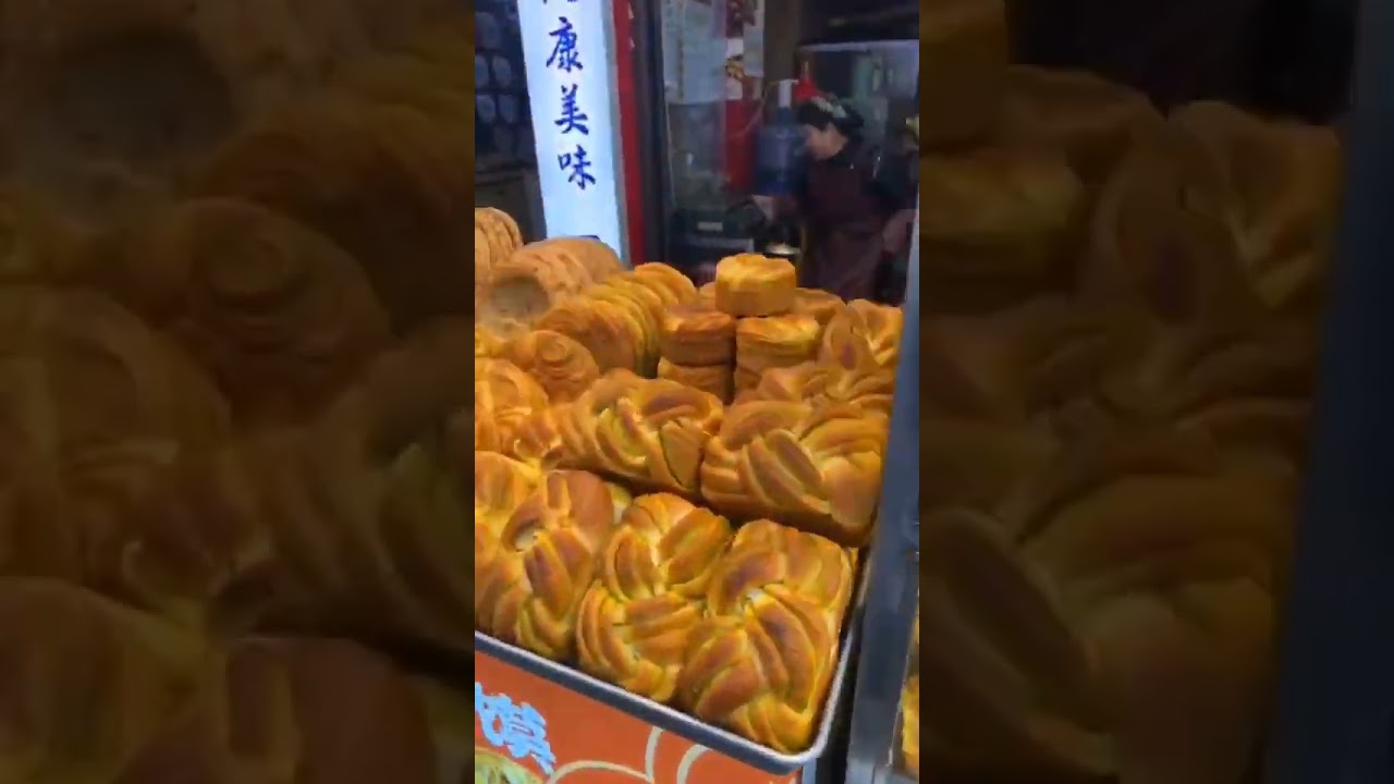 Various hand-baked cakes and steamed buns make you want to take a bite just looking at them