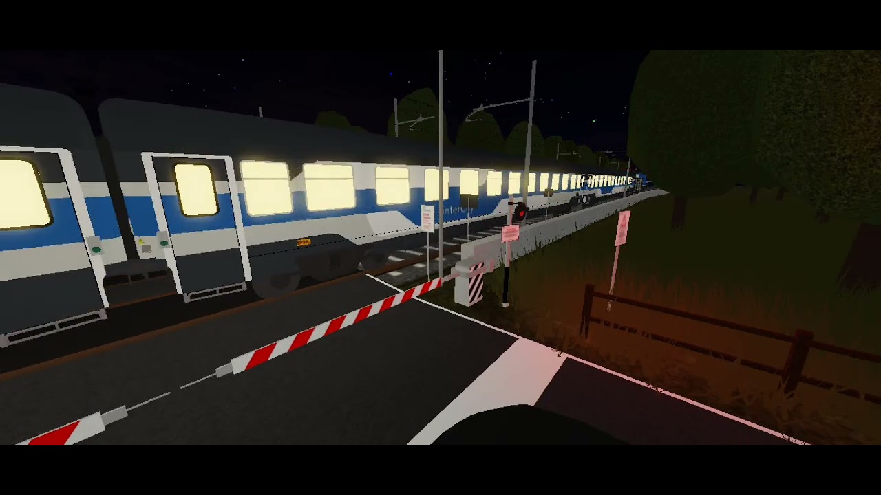 Intercity in partenza dall passaggio a livello di borgo San Lorenzo 