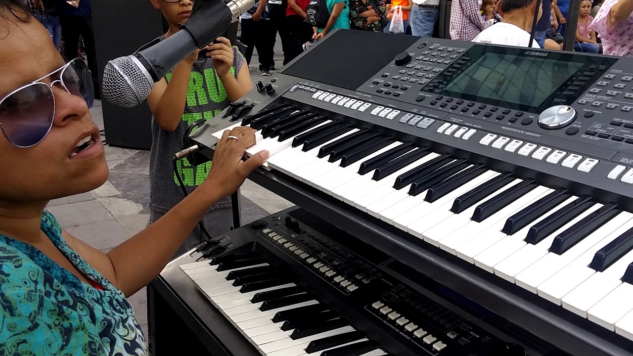 Algo de los bukis y conjunto primavera empezando el baile, un requinteo de Lupita en el teclado.
