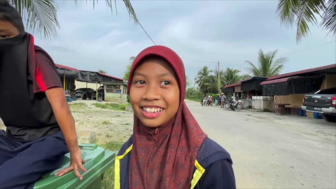 মালয়েশিয়ার গ্রামের মানুষ ও তাদের সরল জীবন - Rural life in Malaysia