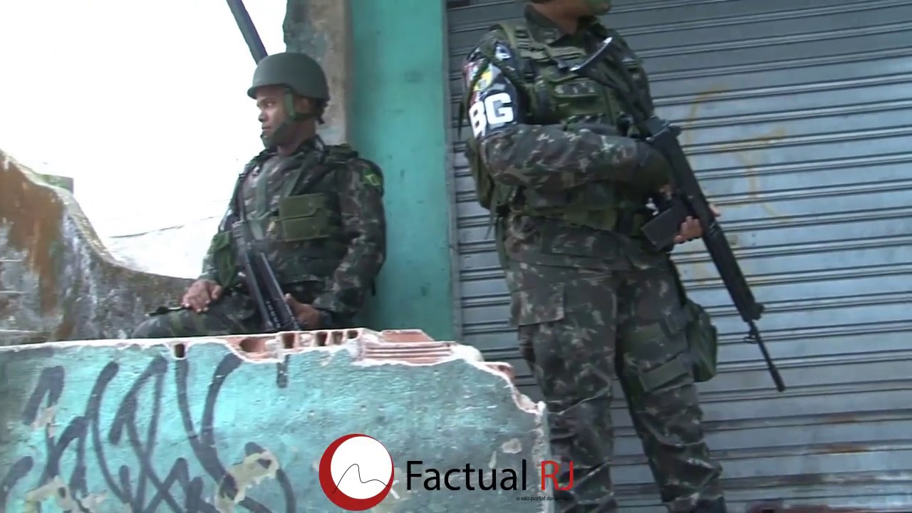 Militares do Exército  na Rocinha a procura de armas e drogas