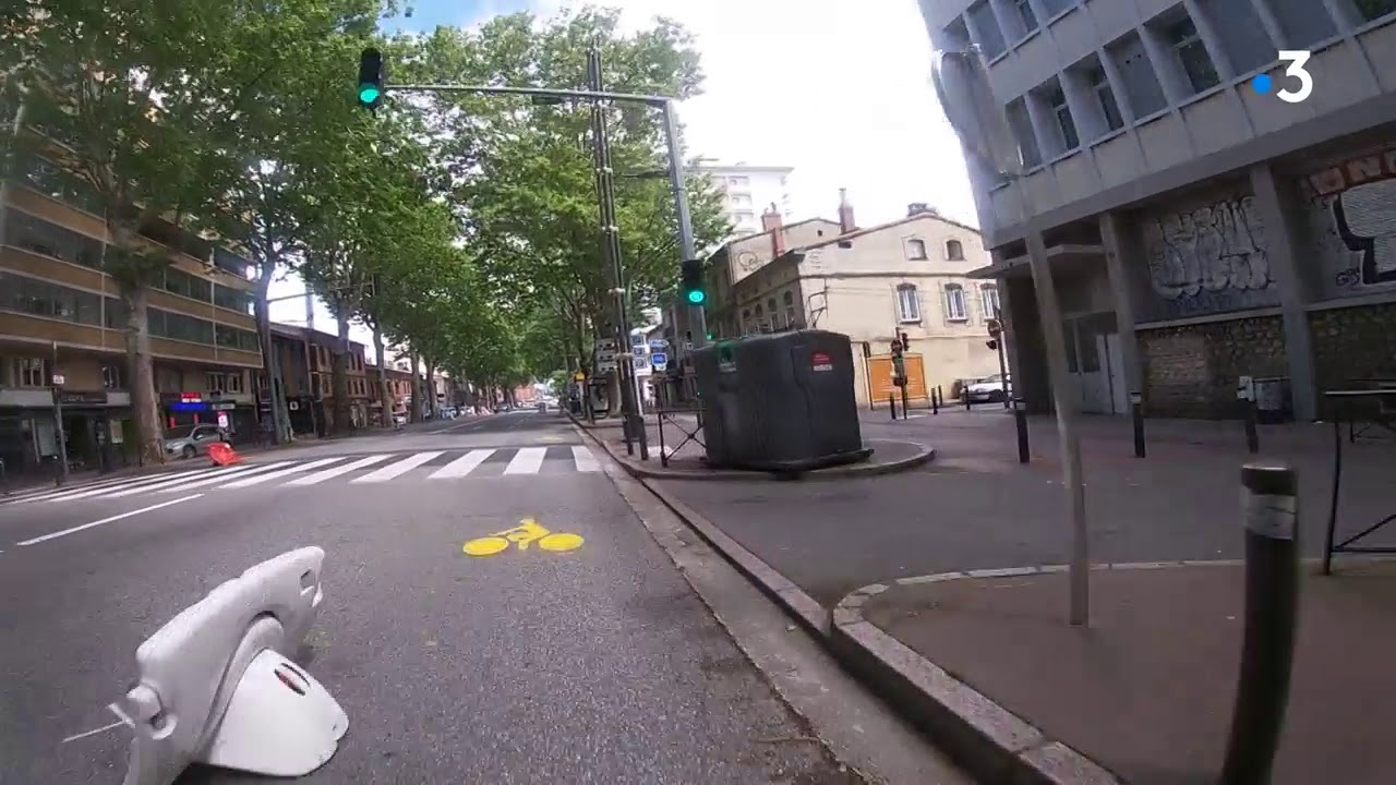 Toulouse : une voie cyclable provisoire avenue Etienne Billi&egrave;res