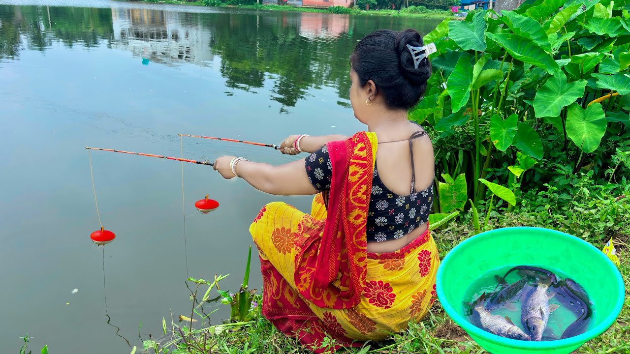 Fishing Video🎣🎣 || Village Lady Fishing in The Pond Using Two Stick In Monsoon Weather #fishing_hook