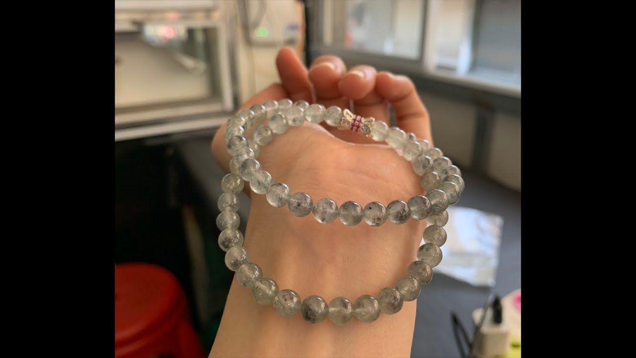 How to pair ice jade bracelets with modern and traditional outfits.