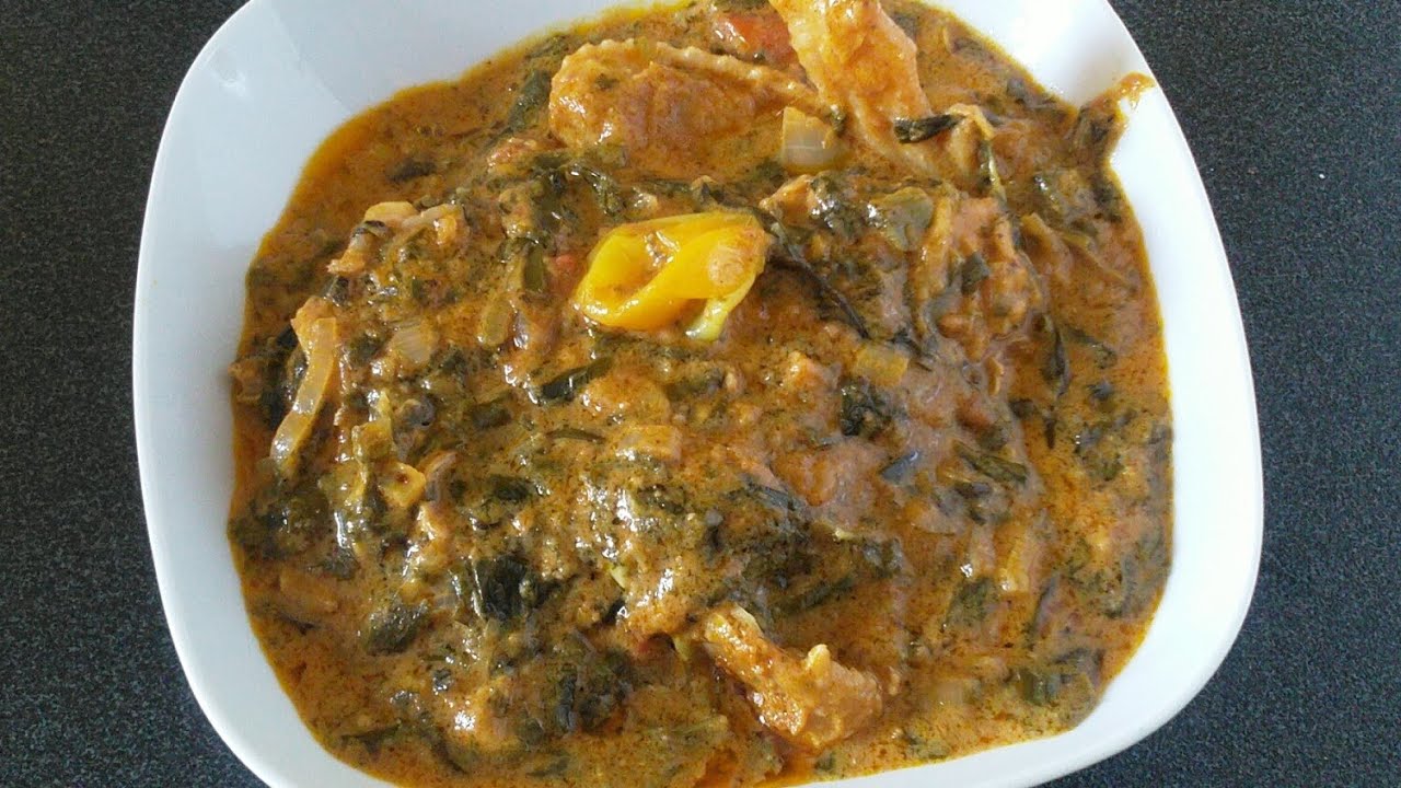 Poulet et oseille à la patte d'arachide ( soso n'a ngai ngai ya mwamba) avec les doigts d'or de MC