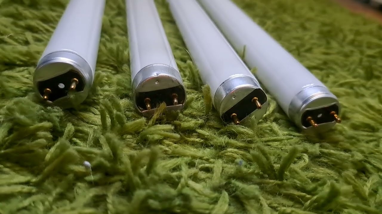 Świetlówki liniowe Polamp, Piła, Radium i osram w oprawie rastrowej.