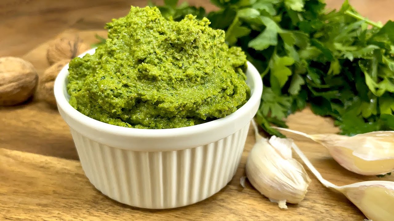 Песто из петрушки! Вкусно и  много витаминов! Хоть на бутерброд, хоть на пиццу!