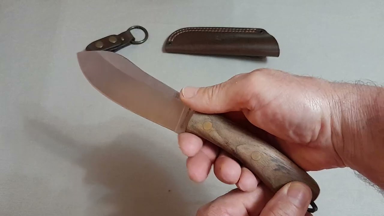Cuchillo JOKER NESSMUK. En madera de nogal. 