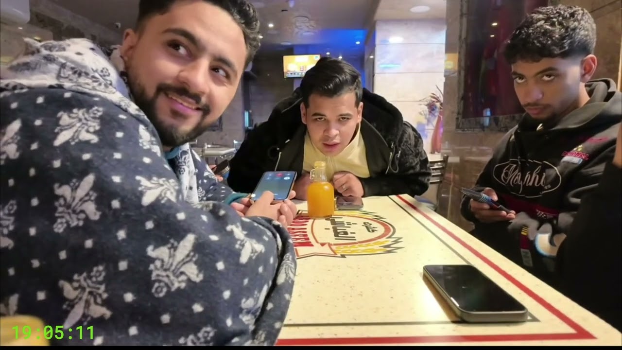 خرطوم بياكل كشري مع رجالة المدينة وبيكلم قائد الشرطة في المطعم هتموت ضحك 😂😂
