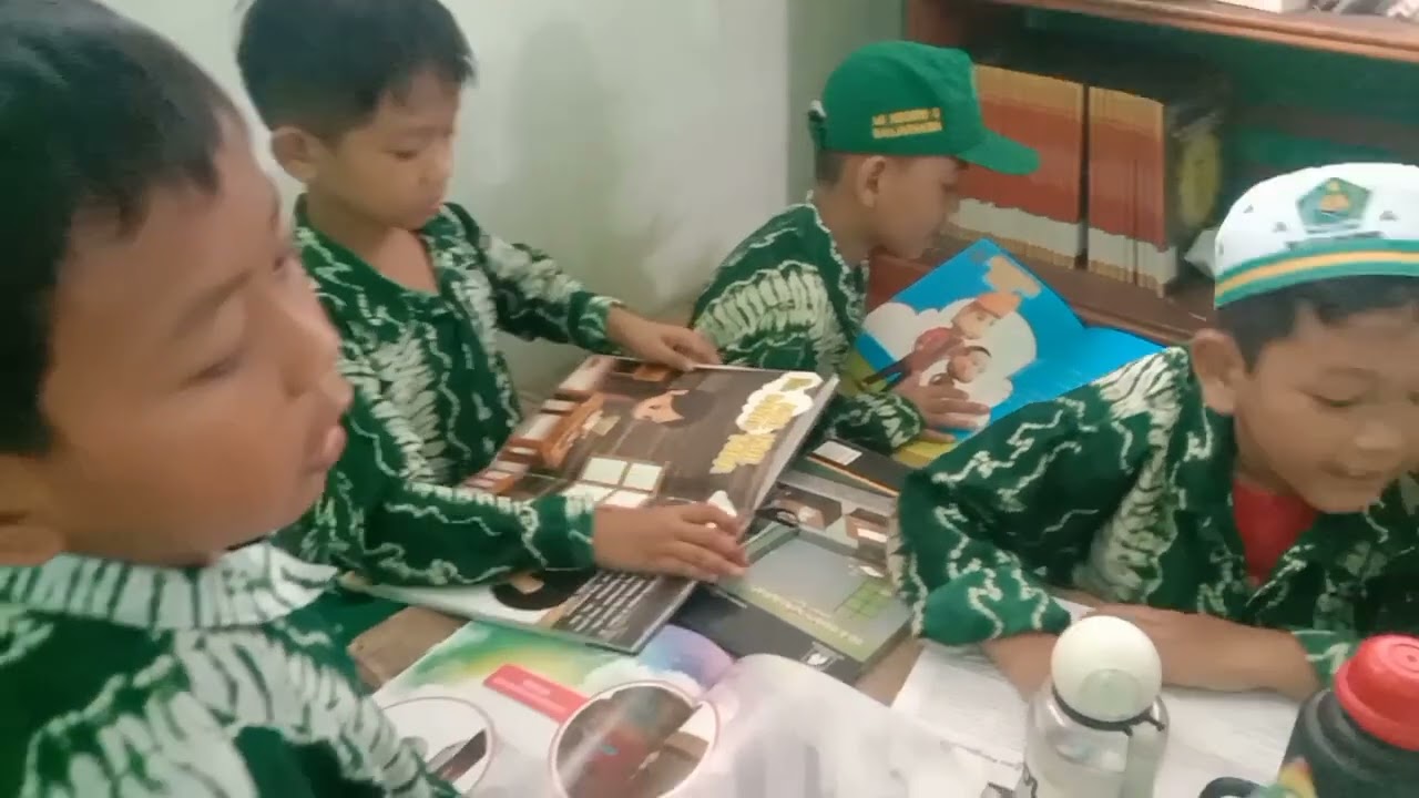 Kegiatan Literasi kelas 1B di perpustakaan sekolah