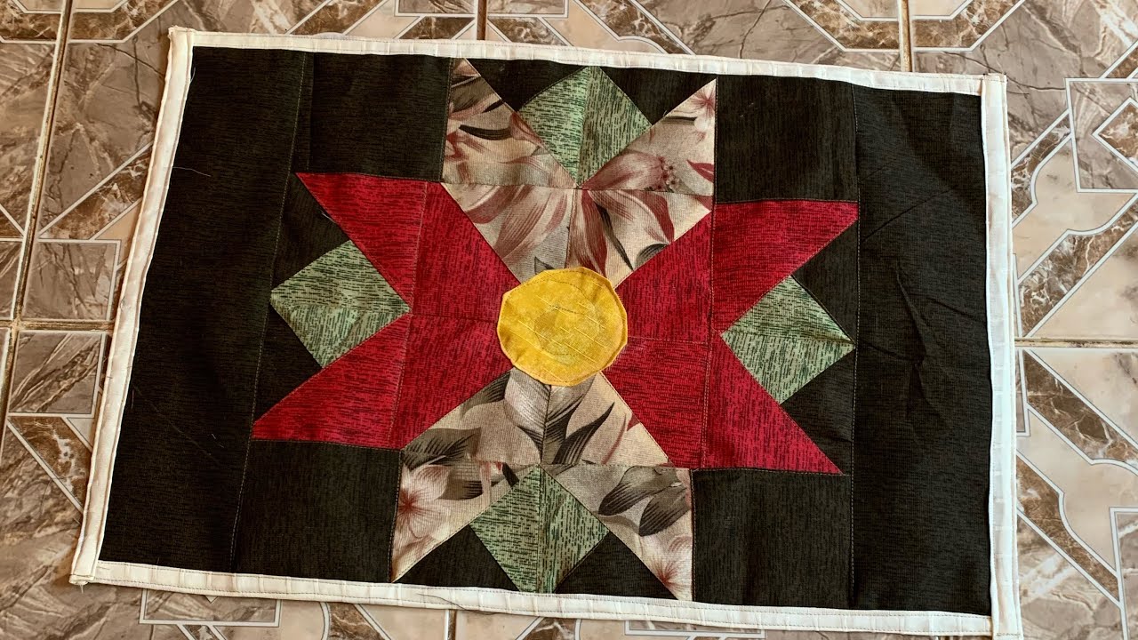 TAPETE DE RETALHOS COM TRIÂNGULOS FORMANDO FLÔR (1)/ PATCH CARPET WITH TRIANGLES FORMING FLOWER (1)