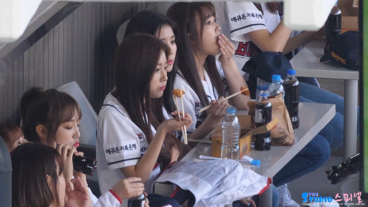 181006 아이즈원 IZONE 강혜원 권은비 야부키나코 치킨 먹으며 야구 관람 직캠 @ 잠실 야구장 by Spinel