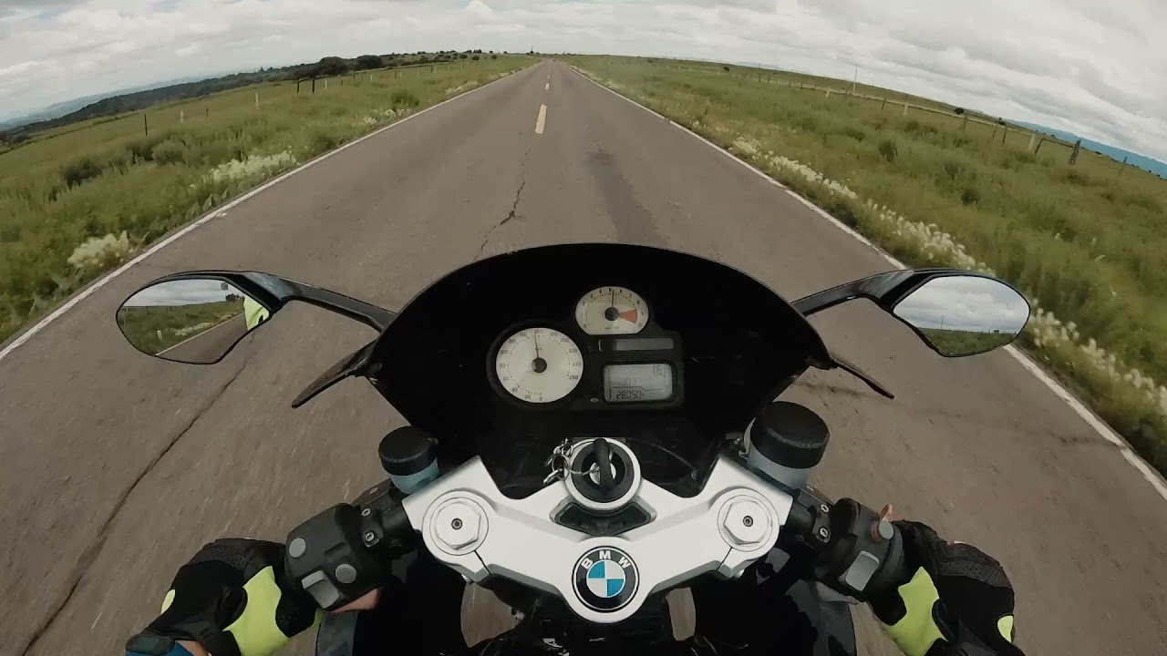 BMW R1200S and YAMAHA R1/ Riding through a nice road