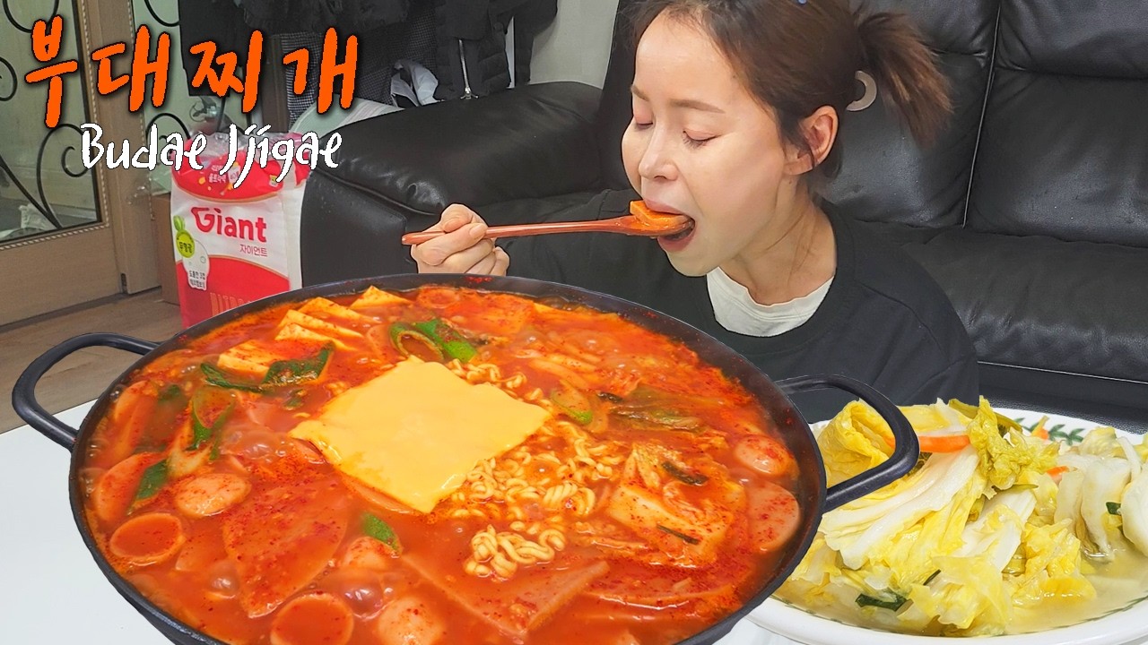 [집밥먹방] 직접 끓인 얼큰 부대찌개와 시원한 백김치 먹방! Homemade Spicy Budae Jjigae & Cool Baek Kimchi Mukbang!