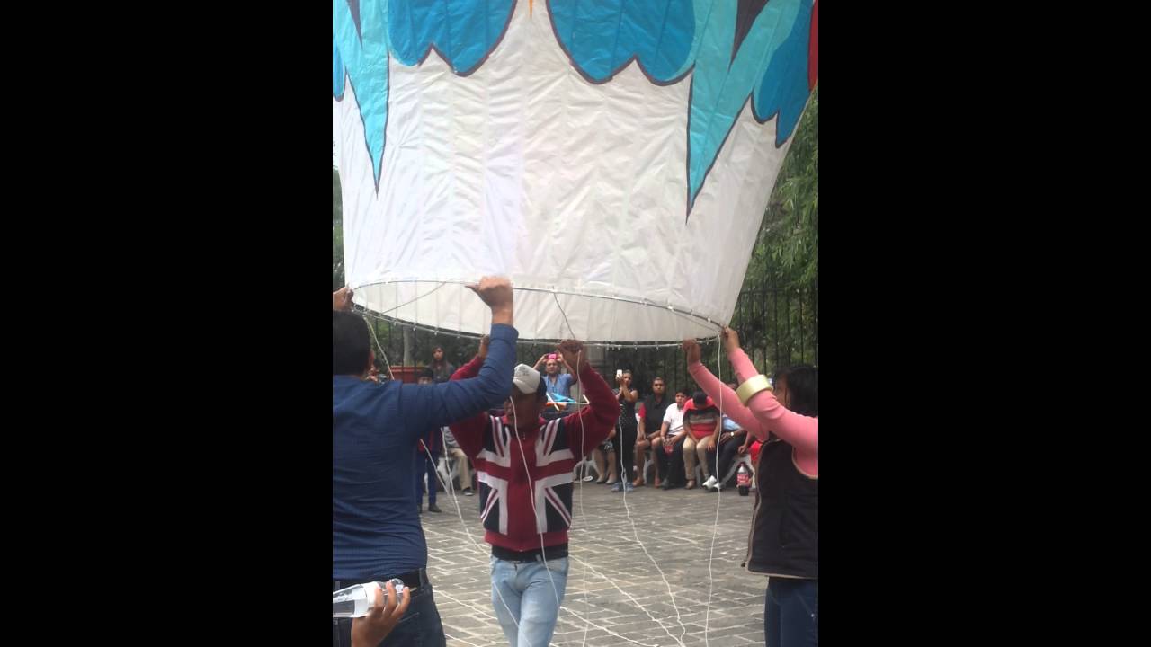 Peregrinos de Santa María Rayón lanzan Globo de Cantolla en él Santuario del Sr. De Chalma
