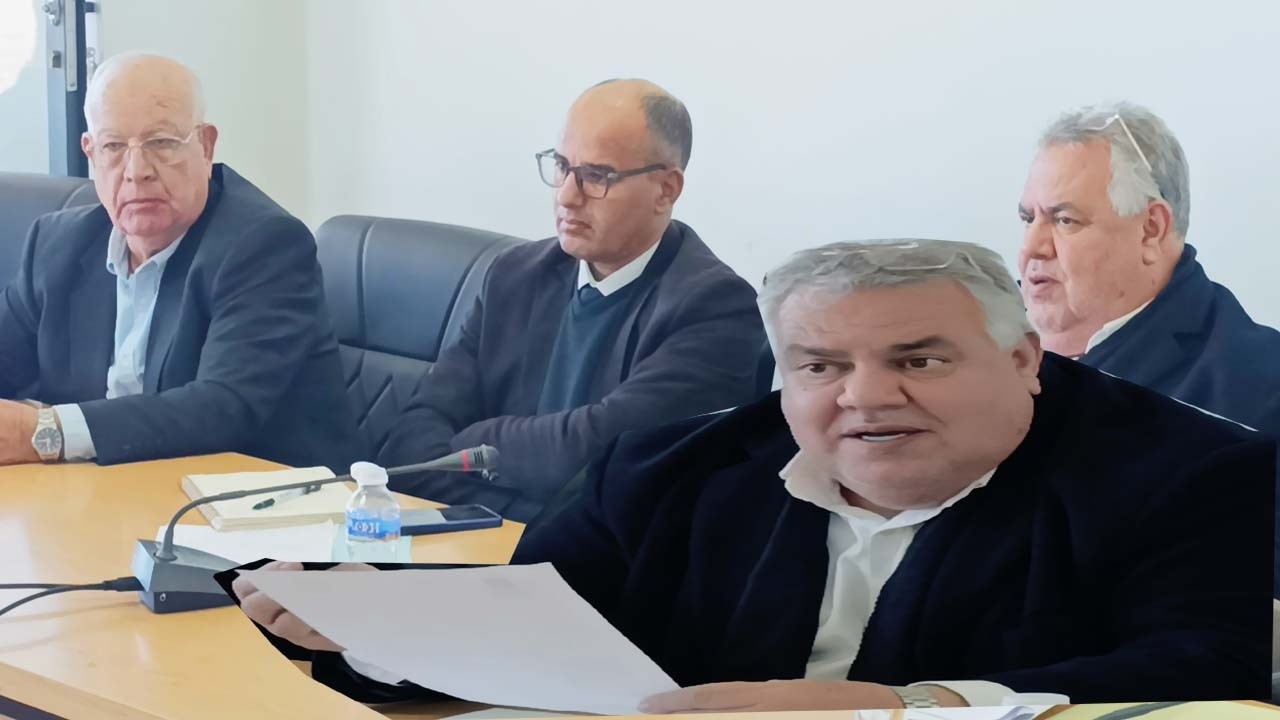 رئيس جماعة بني انصار يفضح “سياسة الابتزاز تحت الطاولة” داخل المجلس