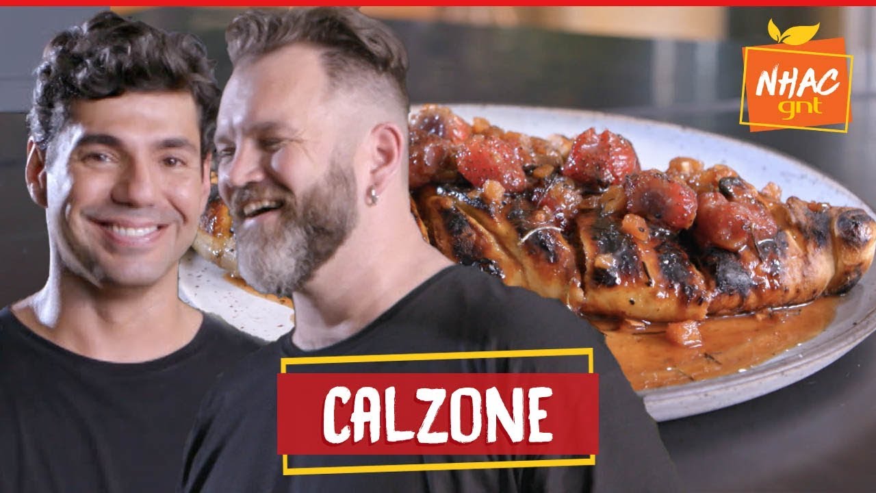 Calzone com pasta de amendoim, chocolate e morango na brasa | Bronze e Jimmy | Perto do Fogo
