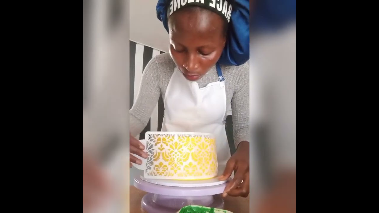STENCILING ON BUTTERCREAM