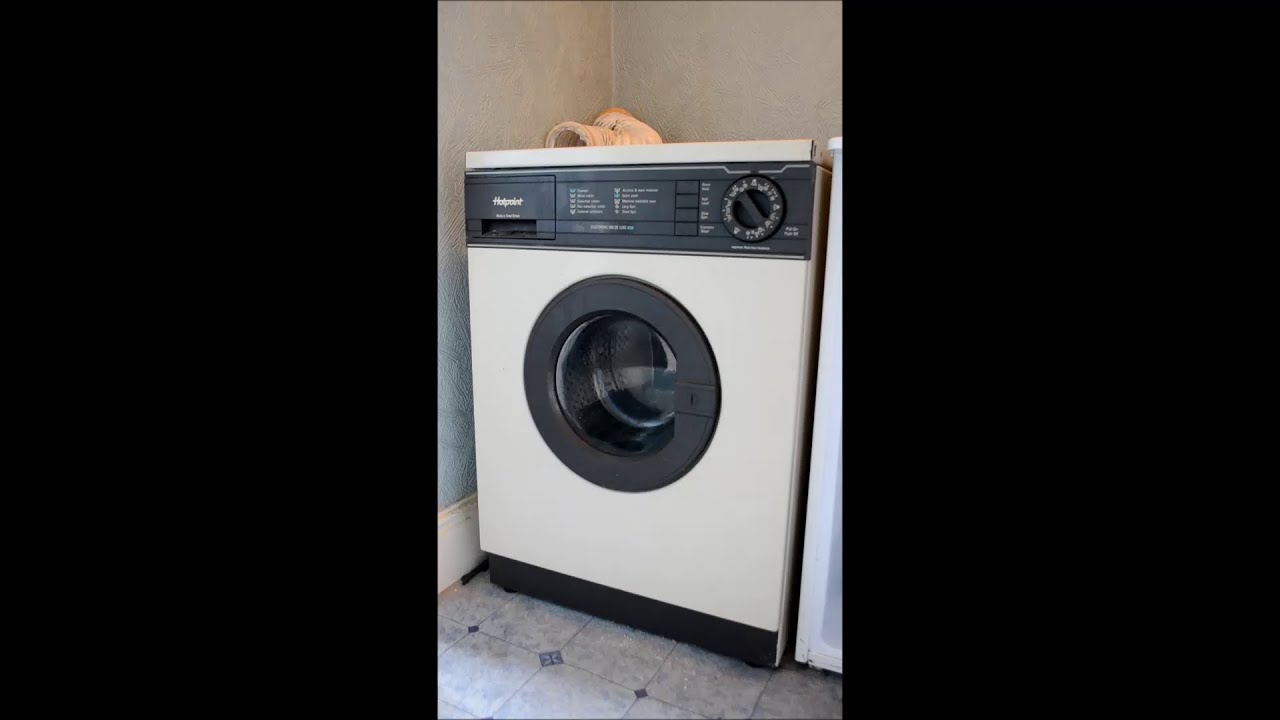 (Not My) Hotpoint Electronic 800 De Luxe 9526, on a rinses and final spin (800rpm).
